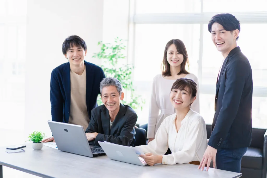 働く5人の男女
