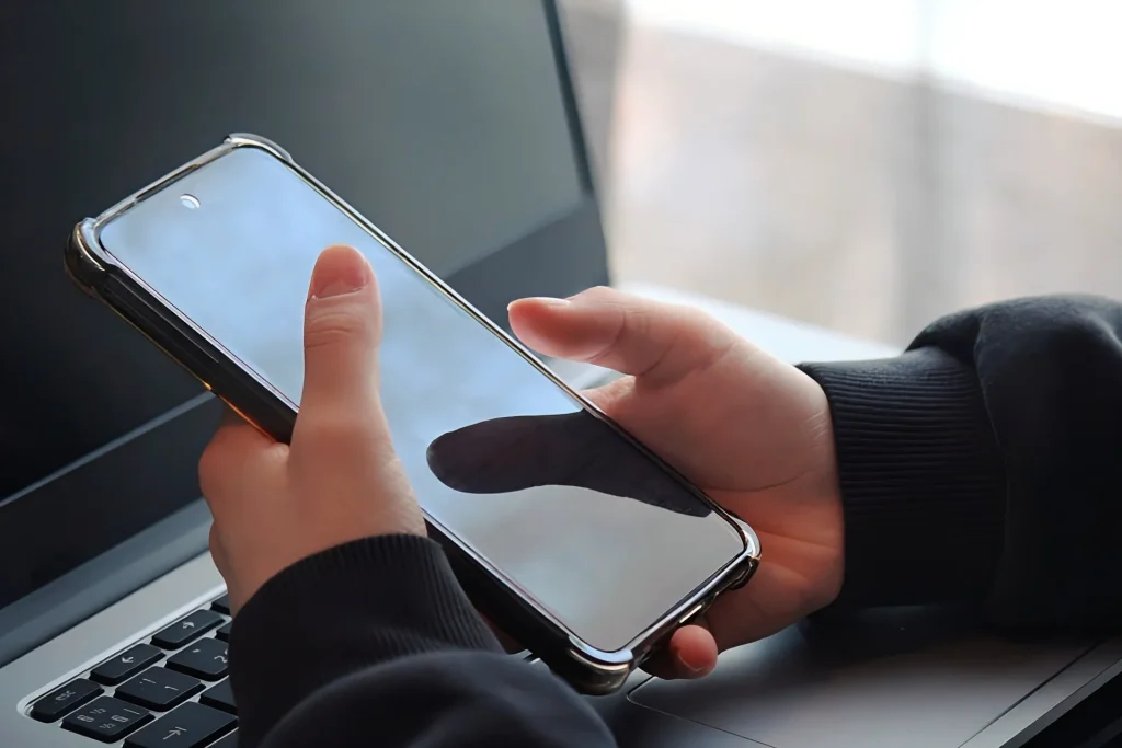 スマホを操る手元