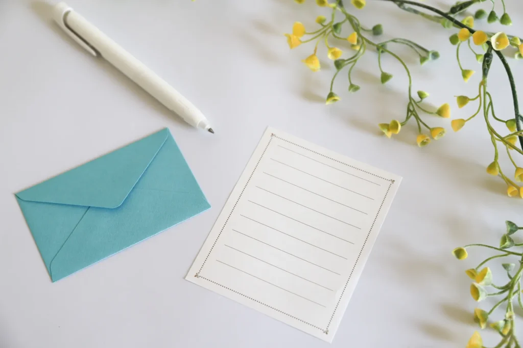 手紙と青い封筒とペン