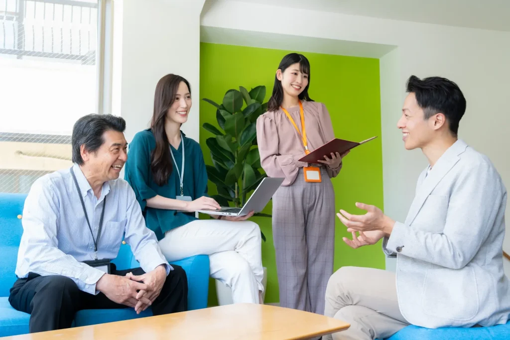 オフィスで働く男女