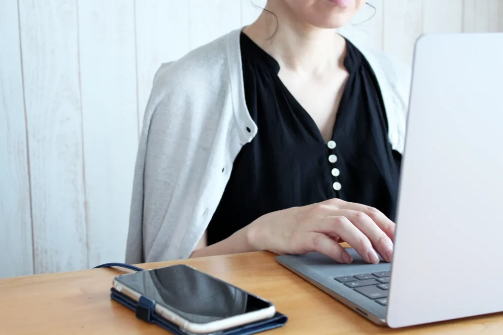 PC作業をしている女性