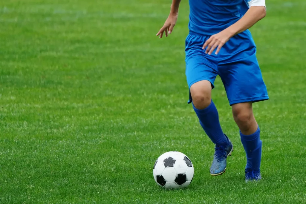 サッカーをする少年