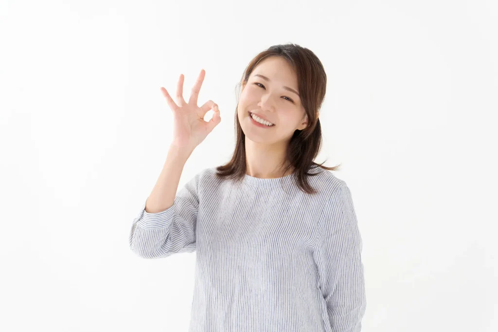 OKサインを出している女性
