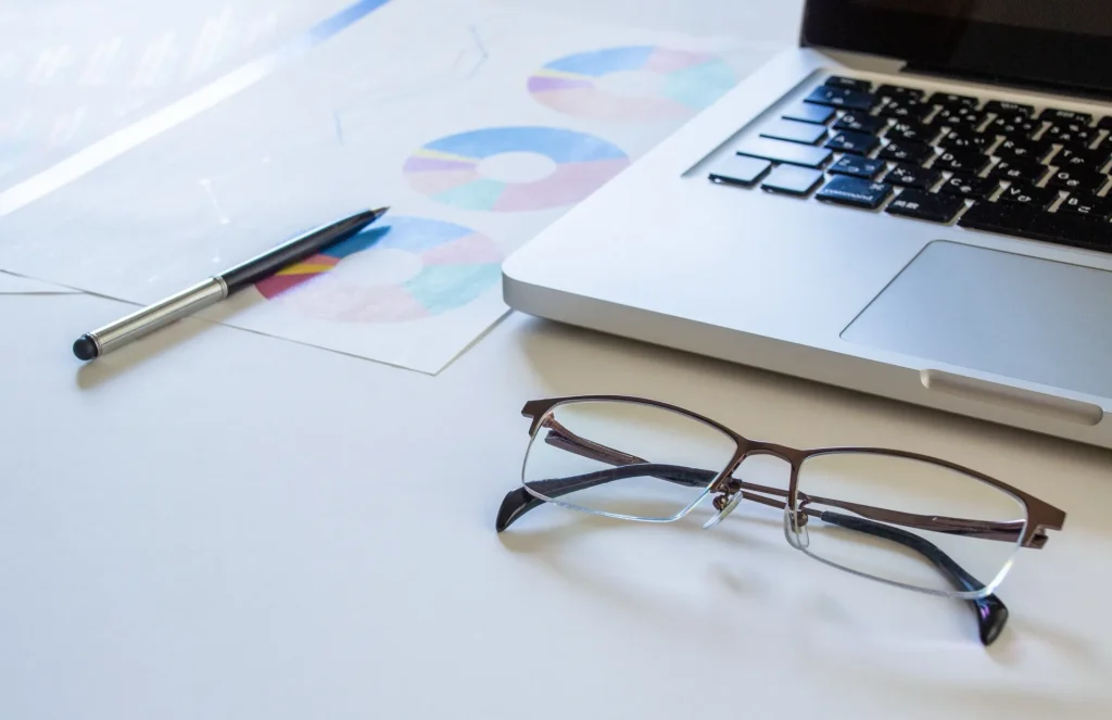 PCと眼鏡とグラフ資料