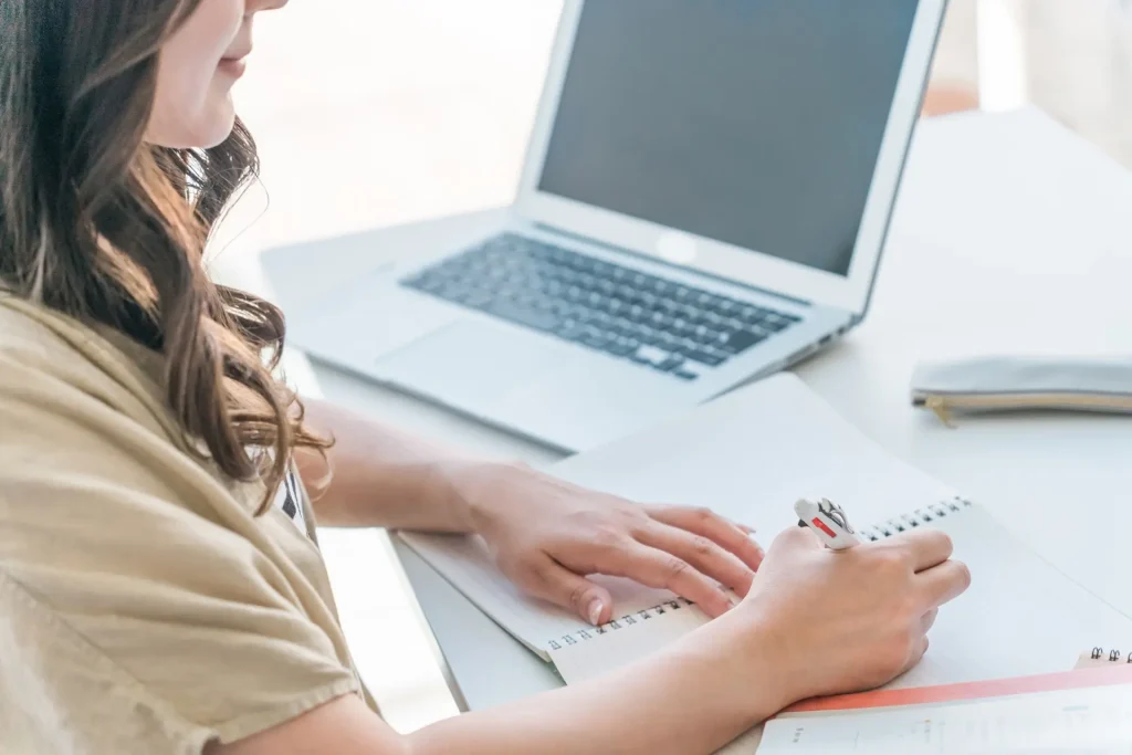 パソコンと資料で作業する女性