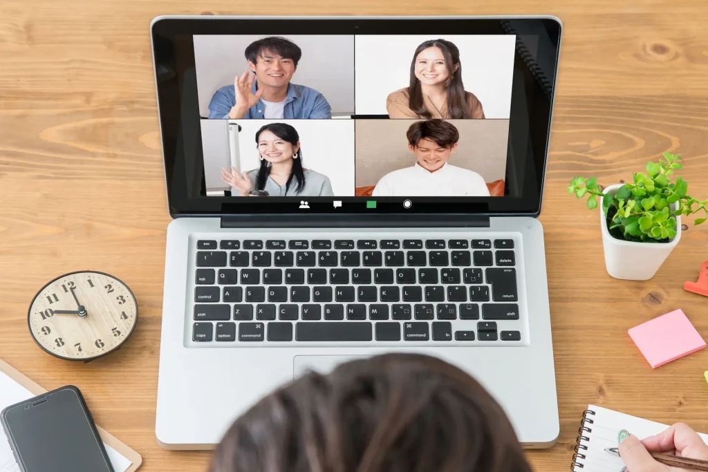 PCでリモート会議をする男女